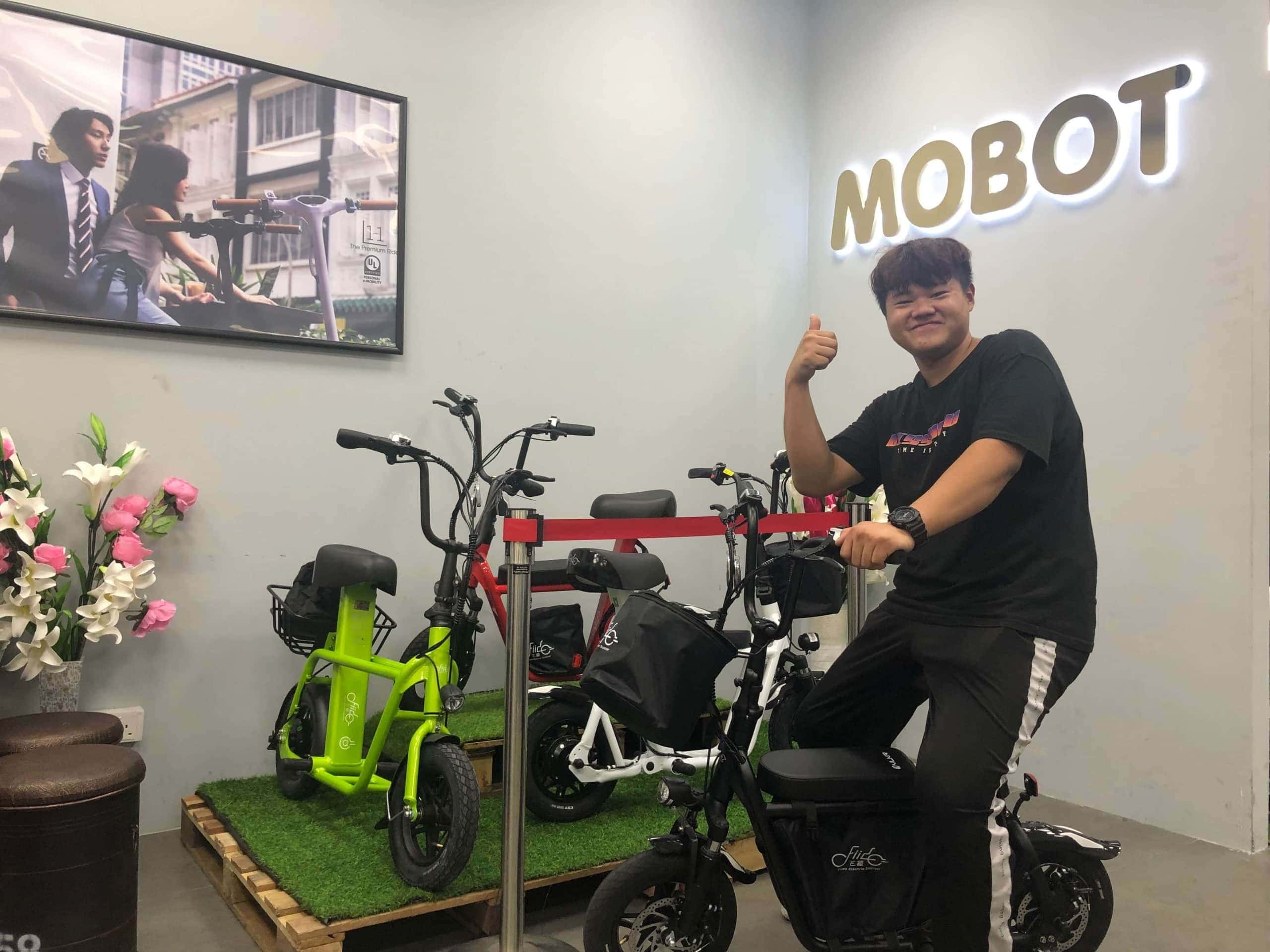 happy customer with a FIIDO Q1 UL2272 certified electric scooter