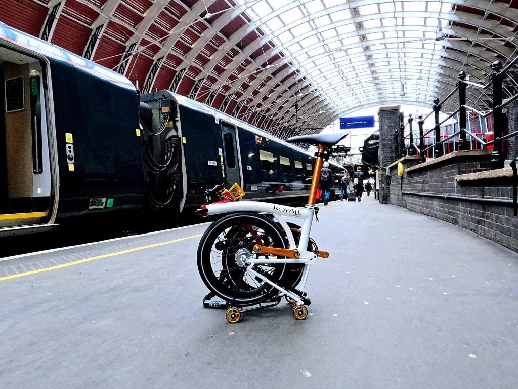 MOBOT ROYALE (WHITE-RED) foldable bicycle in UK train station (1)