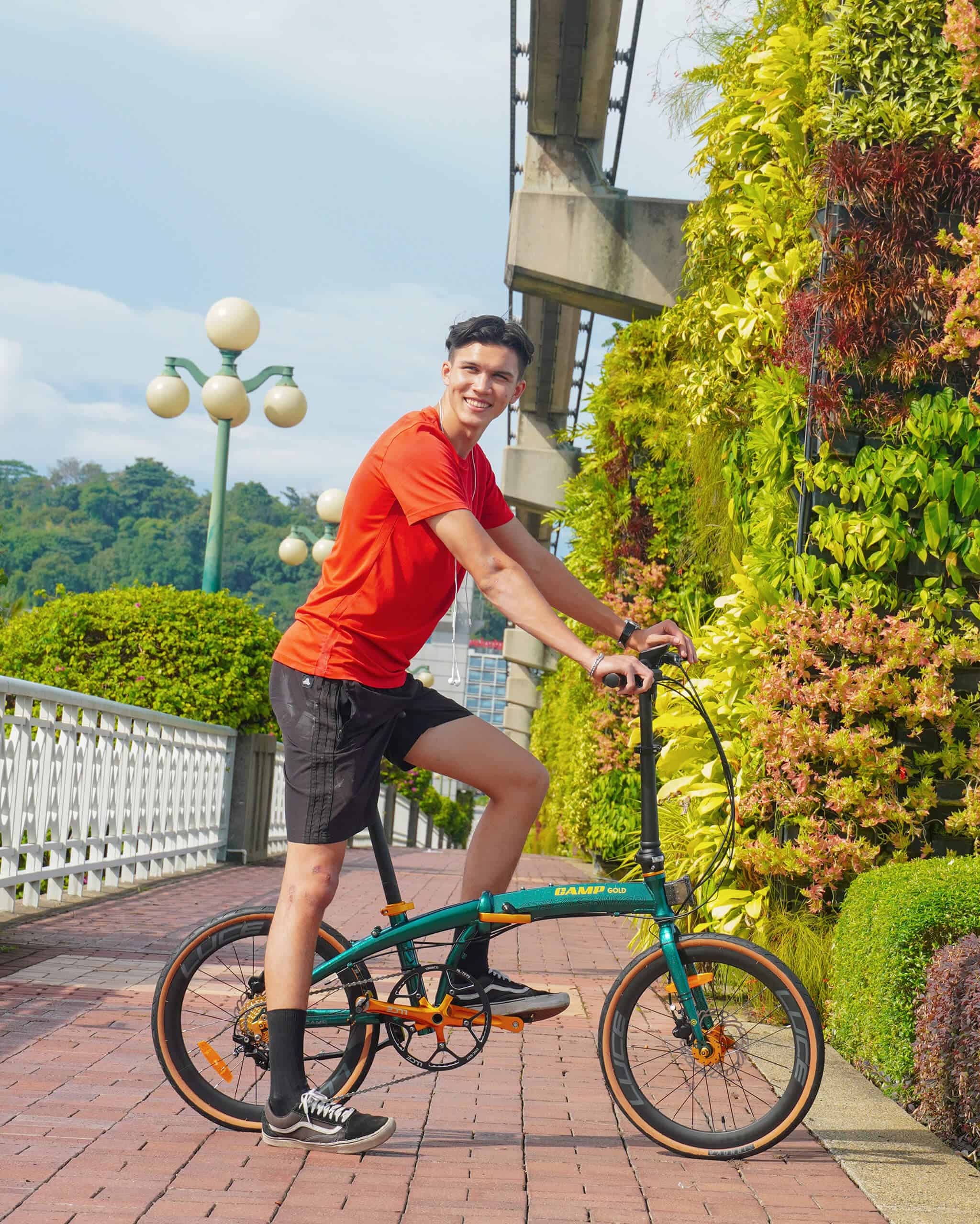 CAMP Gold Sport SHINNING GREEN foldable bicycle with Nicholas at Sentosa bridge - Top 8 Cycling Routes On A Foldable Bicycle In Singapore
